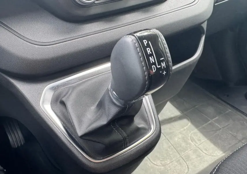 Le levier de vitesses automatique du Renault Trafic Fourgon 2024 en gros plan, entouré de garnitures noires.