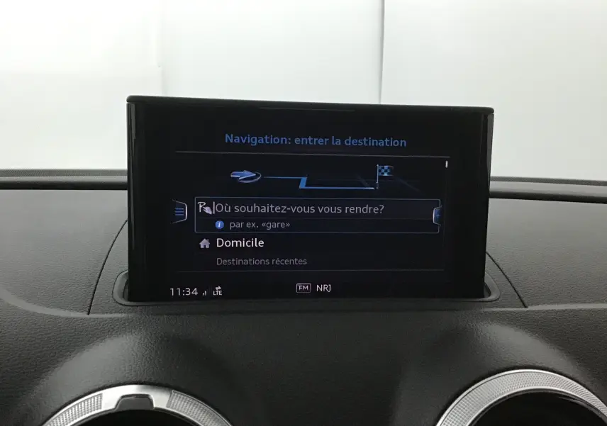 Écran central du système de navigation de l'Audi A3 Cabriolet 2020 affichant la saisie de destination.