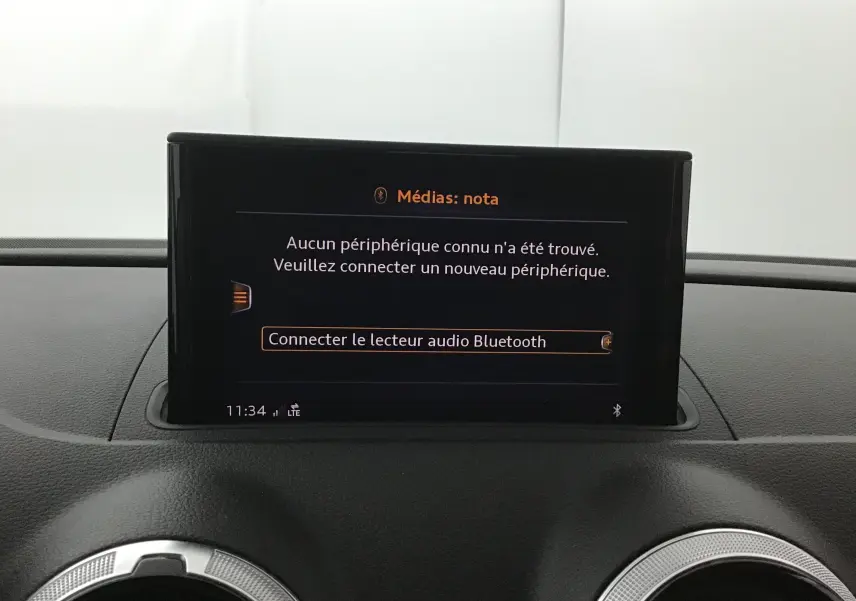 Écran central de l'Audi A3 Cabriolet 2020 affichant un message de connexion Bluetooth sur tableau de bord noir.