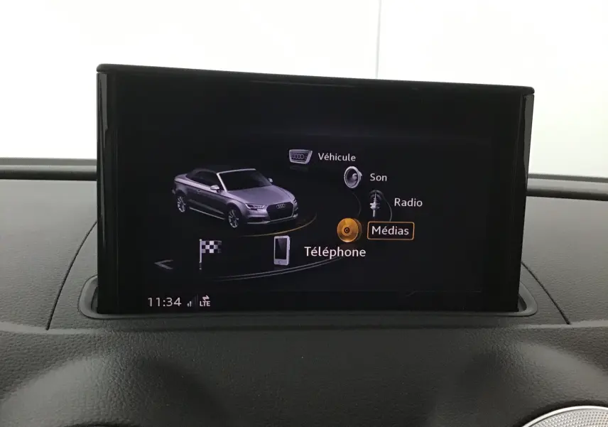 Écran central affichant le menu multimédia avec une miniature grise de l'Audi A3 Cabriolet vue de face.