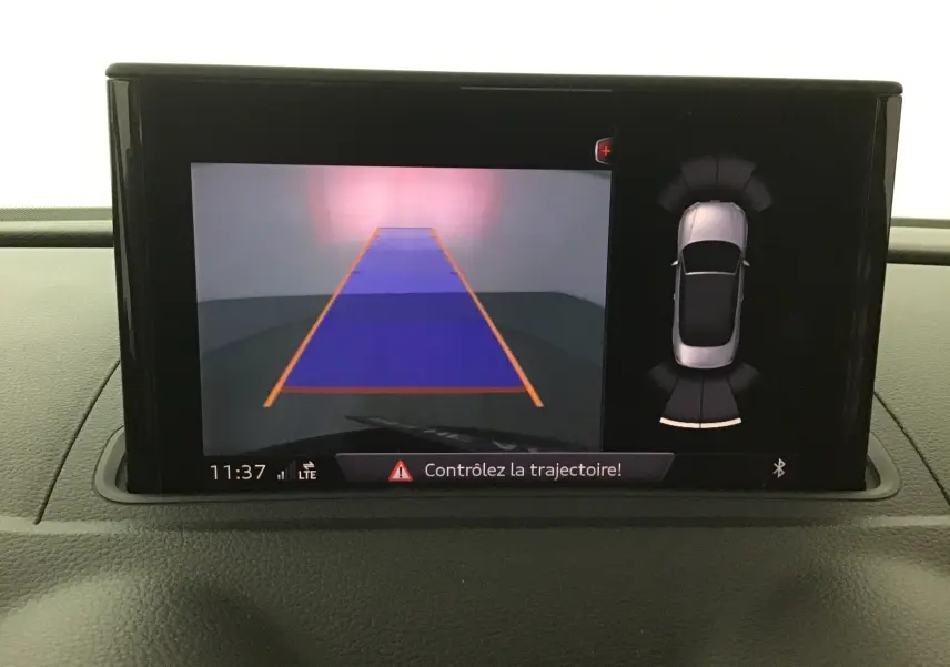 Écran central affichant la caméra de recul et l'alerte de trajectoire de l'Audi A3 Cabriolet noire de 2020.