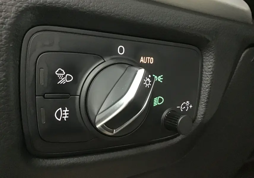 Gros plan sur la commande d'éclairage intérieur de l'Audi A3 Cabriolet 1.5 TFSI noire, avec réglage sur mode automatique.