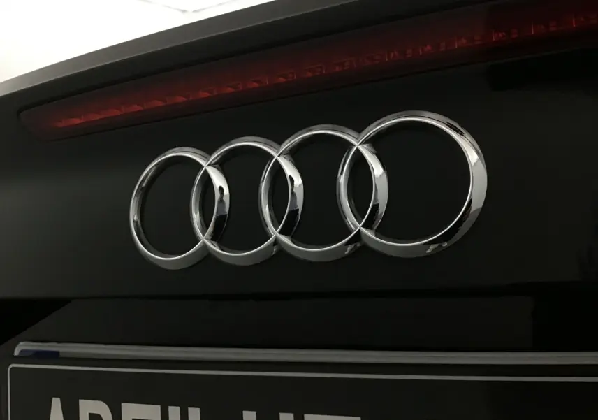 Gros plan sur l'arrière noir d'une Audi A3 Cabriolet 2020, mettant en valeur l'emblème Audi chromé et le feu stop supérieur.