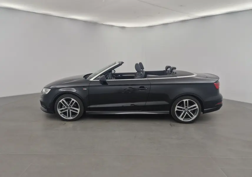 Audi A3 Cabriolet noir vue de profil côté gauche, capote électrique ouverte et jantes alliage 18 pouces.