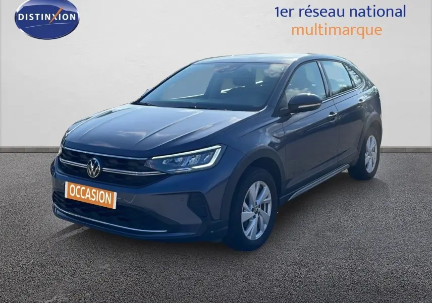 Volkswagen Taigo gris cendre en 3/4 avant droit, mettant en valeur son design moderne et ses jantes alliage.