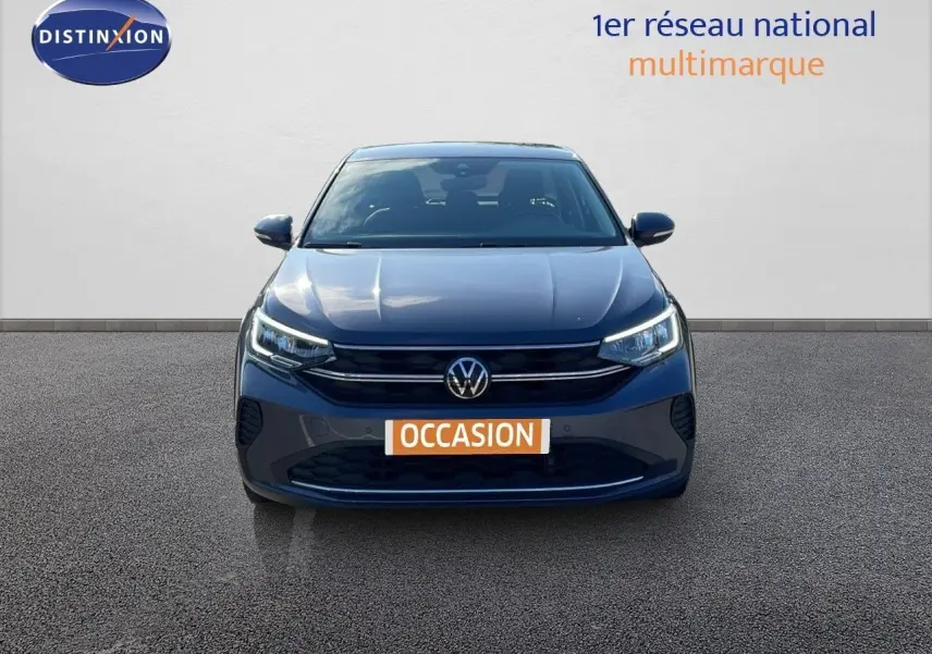 Vue frontale d'un Volkswagen Taigo gris cendre 2022 avec phares LED et plaque "OCCASION" visible.