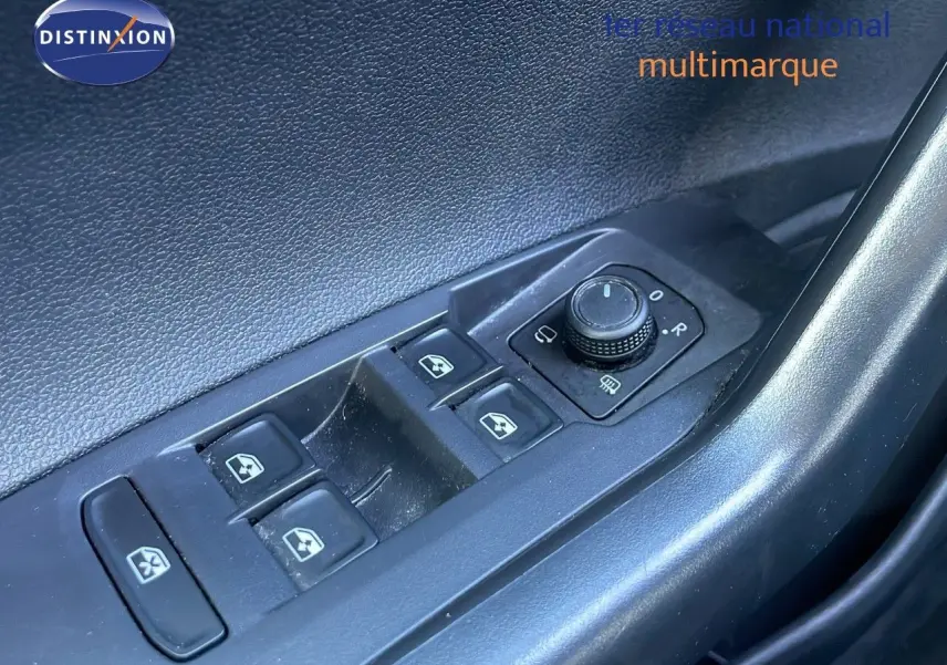 Gros plan sur les commandes des vitres électriques et réglage des rétroviseurs côté conducteur d'un Volkswagen Taigo gris cendre.