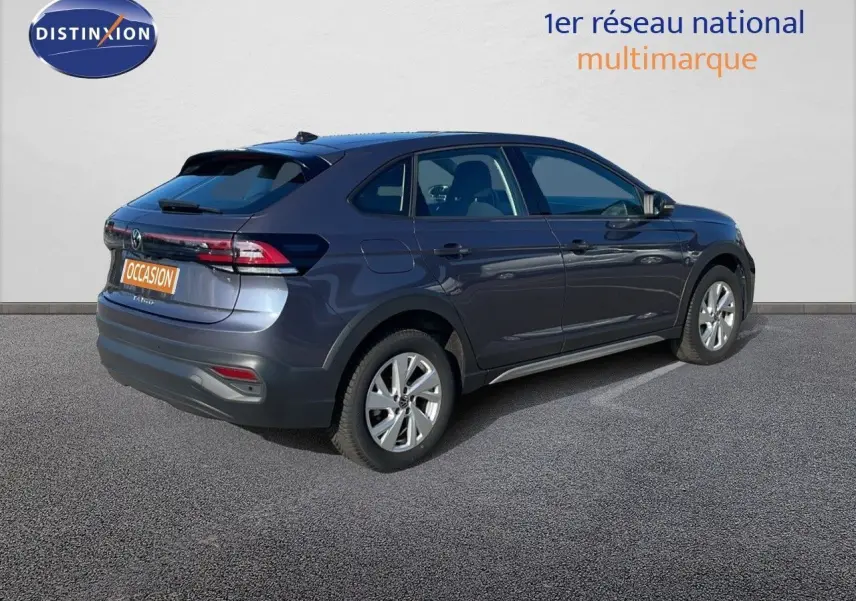 Volkswagen Taigo gris cendre vu en 3/4 arrière droit, mettant en valeur ses lignes fluides et ses jantes alliage.