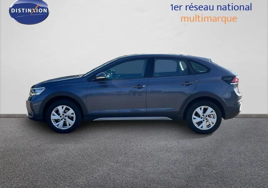 Profil côté gauche du Volkswagen Taigo gris cendre 2022, version 1.0 TSI 110CH LIFE avec jantes alliage 16 pouces.