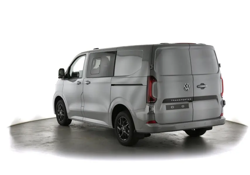 Vue 3/4 arrière gauche d'un Volkswagen Transporter gris Stone avec jantes noires et feux arrière LED signature