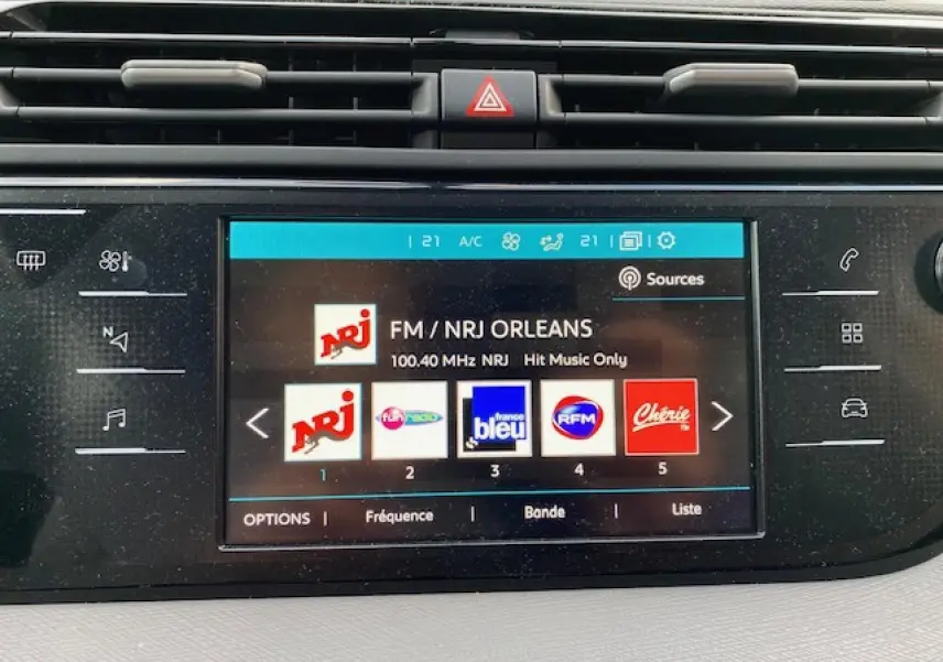 Écran tactile central du Citroën C4 Spacetourer 2019 affichant les stations radio avec commandes tactiles autour.