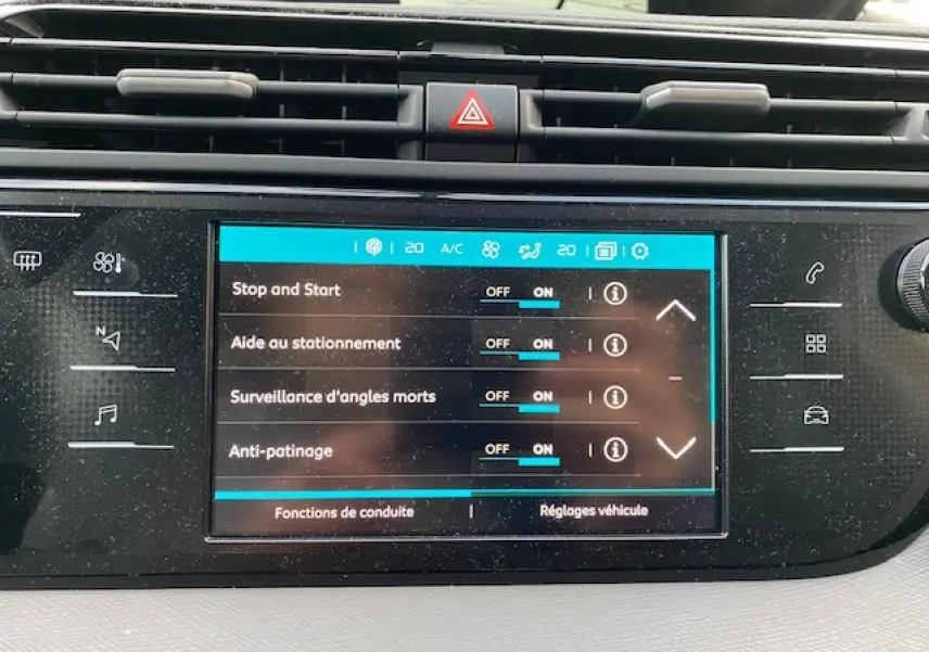 Écran tactile central du tableau de bord du Citroën C4 Spacetourer 2019 affichant les réglages d'aide à la conduite.