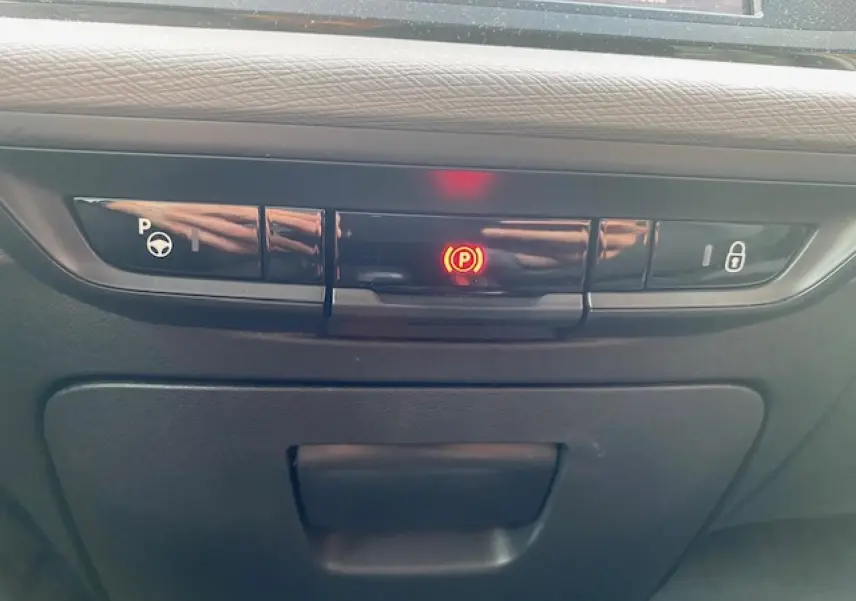 Gros plan sur le tableau de bord du Citroën C4 Spacetourer 2019, montrant les commandes du frein de stationnement et verrouillage central.