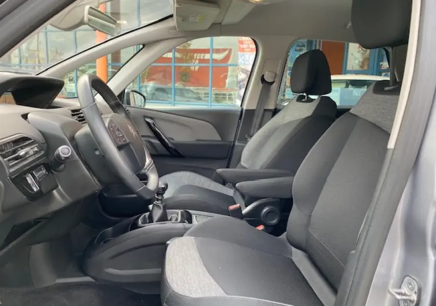 Intérieur avant droit de Citroën C4 Spacetourer gris Artense, sièges bi-ton gris et noir, volant multifonction et boîte manuelle.