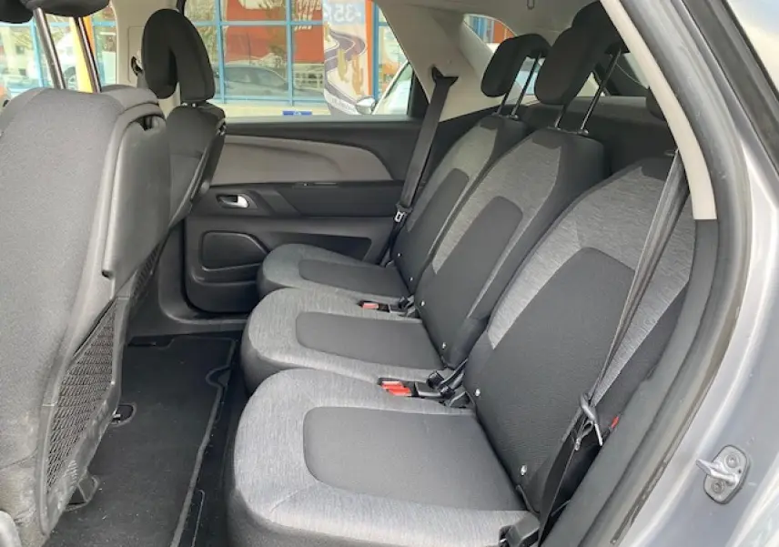 Vue latérale droite de l'intérieur arrière du Citroën C4 Spacetourer gris Artense avec sièges tissu bicolores.