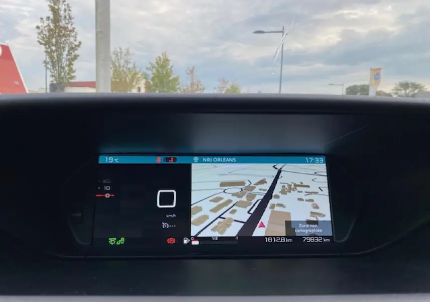 Écran numérique du tableau de bord du Citroën C4 Spacetourer 2019 affichant la navigation GPS et les informations de conduite.