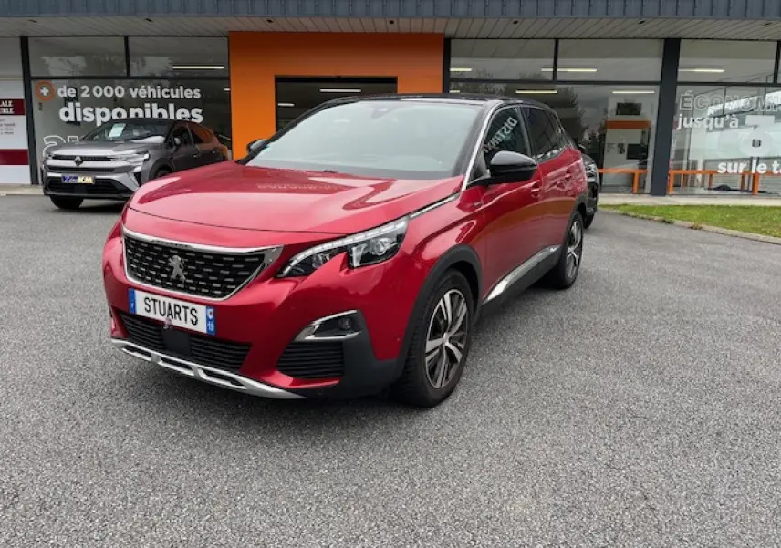 Peugeot 3008 GT Line rouge Ultimate vue 3/4 avant droit avec toit noir et jantes alliage bi-ton devant un showroom.
