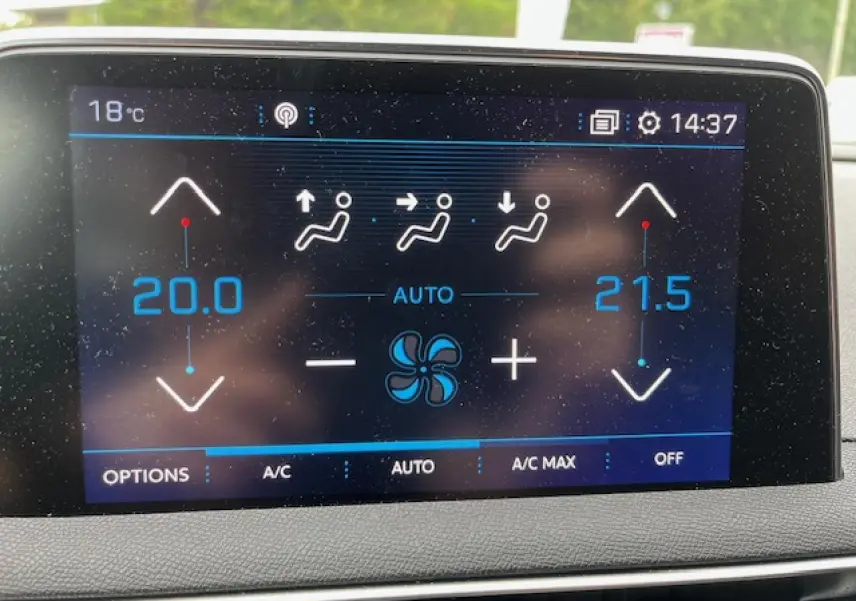 Écran tactile du système de climatisation automatique bi-zone du Peugeot 3008 GT Line, affichant 20°C côté gauche.
