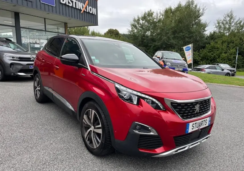 Vue 3/4 avant d'un Peugeot 3008 GT Line rouge Ultimate avec jantes alliage bi-ton et toit noir Diamond.