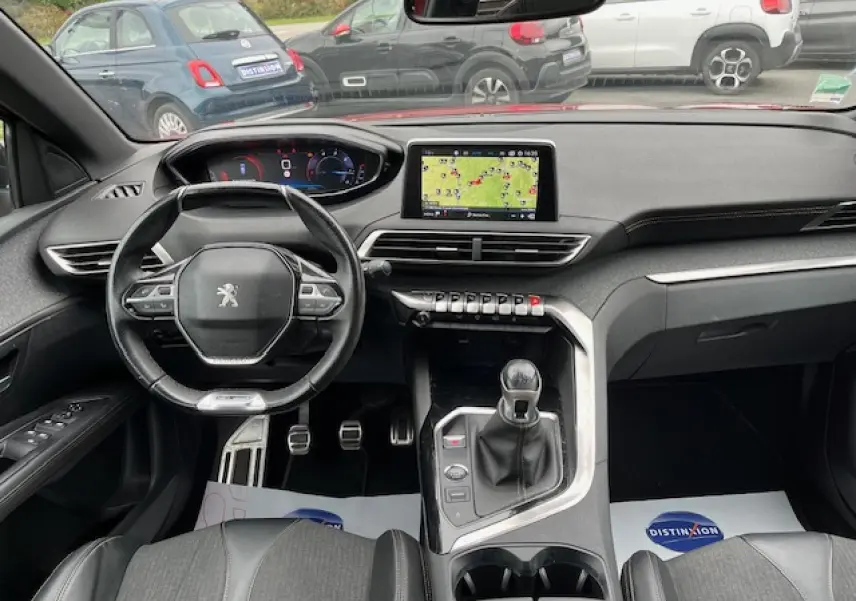 Vue intérieure du poste de conduite du Peugeot 3008 GT Line 2019 avec volant compact, écran tactile et levier de boîte manuelle.