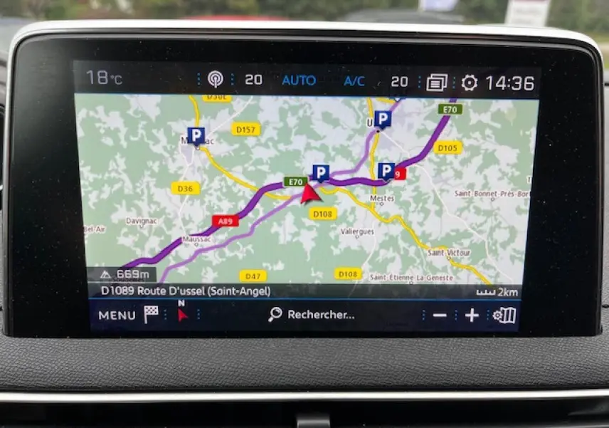 Écran tactile 8 pouces du Peugeot 3008 GT Line 2019 affichant la navigation 3D connectée en intérieur.