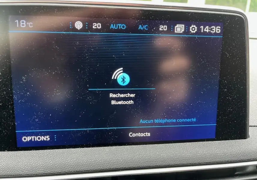 Écran tactile 8 pouces du Peugeot 3008 GT Line 2019 affichant la recherche Bluetooth dans l'habitacle.
