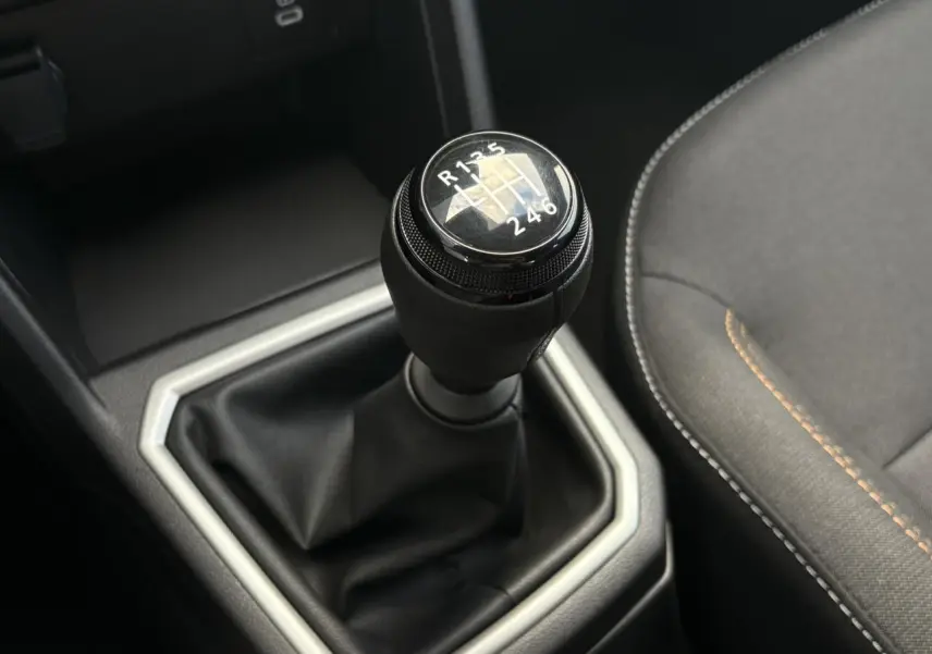 Le levier de vitesse manuel noir vu de dessus dans l'habitacle du Dacia Sandero Stepway 2025.