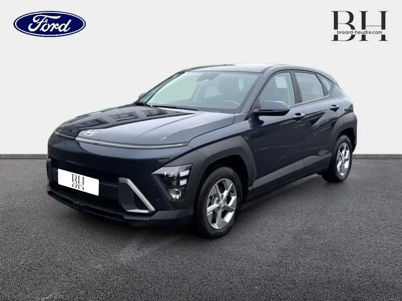 Hyundai Kona 2023 Denim Blue perlé, vue 3/4 avant droit avec signature lumineuse LED et jantes alliage.