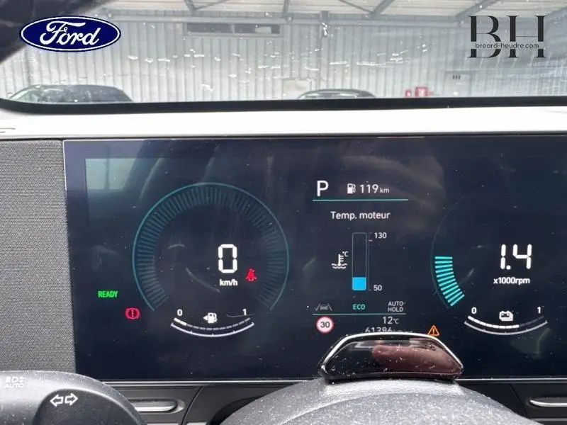 Tableau de bord numérique d'un Hyundai Kona Denim Blue perlé, affichant vitesse et température moteur.