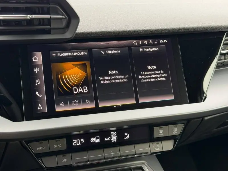 Écran tactile central de l'Audi A3 Sportback 2024 blanc Arkona affichant radio DAB et commandes climatisation.