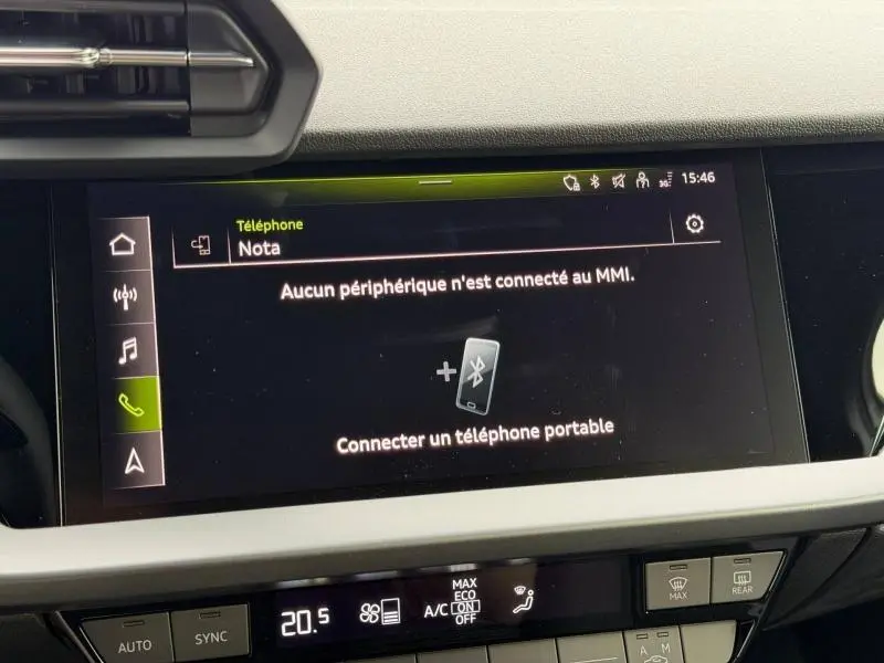 Écran tactile central de l’Audi A3 Sportback 2024 affichant la connexion Bluetooth, intérieur noir et blanc.