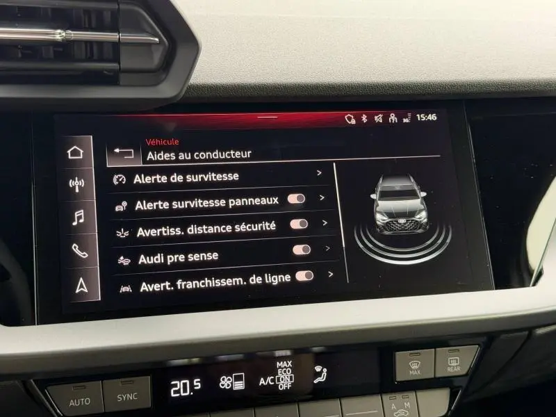 Écran central intérieur de l'Audi A3 Sportback 2024 affichant les aides à la conduite et réglages de sécurité.