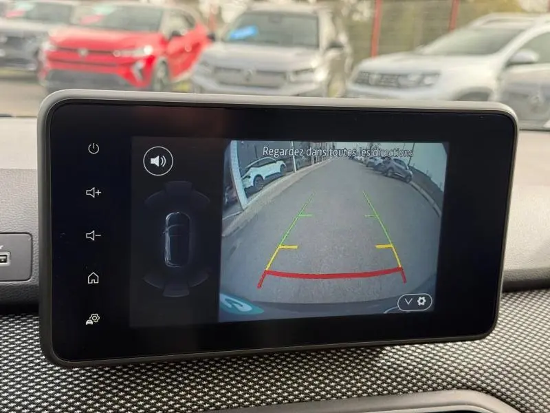 Écran intérieur du tableau de bord montrant la caméra de recul du Dacia Jogger 2025 avec lignes de guidage colorées.