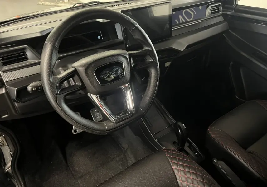 Vue intérieure côté conducteur du tableau de bord noir et volant du Ligier JS50 0.5 REVO D+ Ultimate 2026.