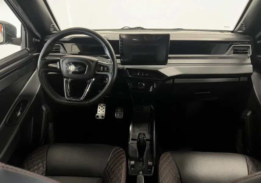 Vue intérieure avant du tableau de bord et volant noir de la Ligier JS50 0.5 REVO D+ ULTIMATE 2026.