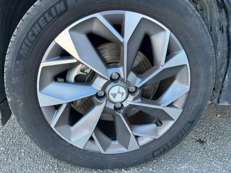 Gros plan sur la jante alu 18 pouces Kyoto gris du DS3 Crossback E-Tense Grand Chic 2021 avec pneu Michelin.