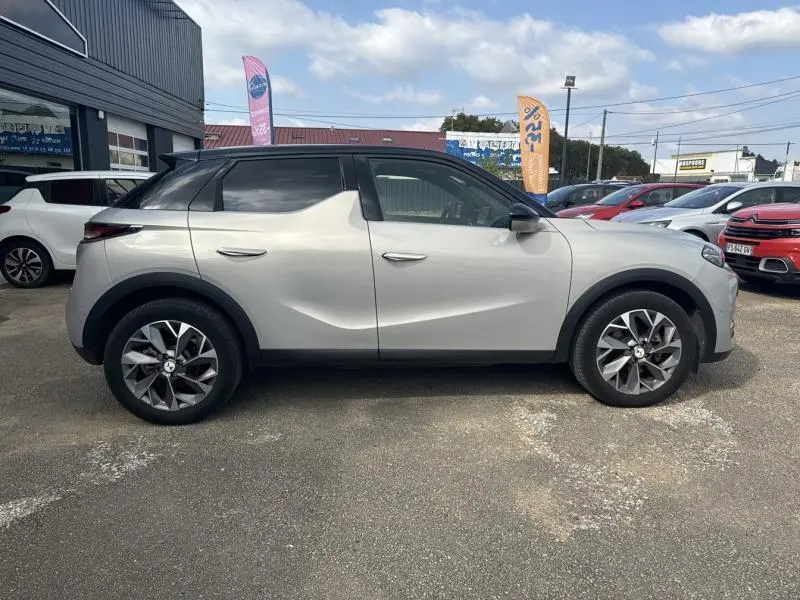DS3 Crossback E-Tense gris Platinium avec toit noir Perla Nera vu de profil côté gauche, jantes alu 18 pouces visibles.