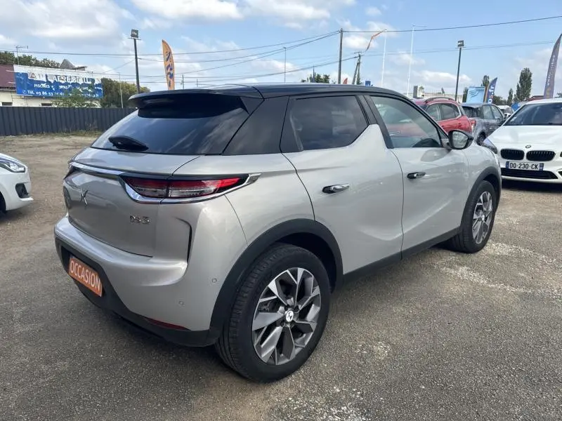 DS3 Crossback E-Tense gris Platinium avec toit noir, vue 3/4 arrière droit mettant en valeur son design compact et moderne.