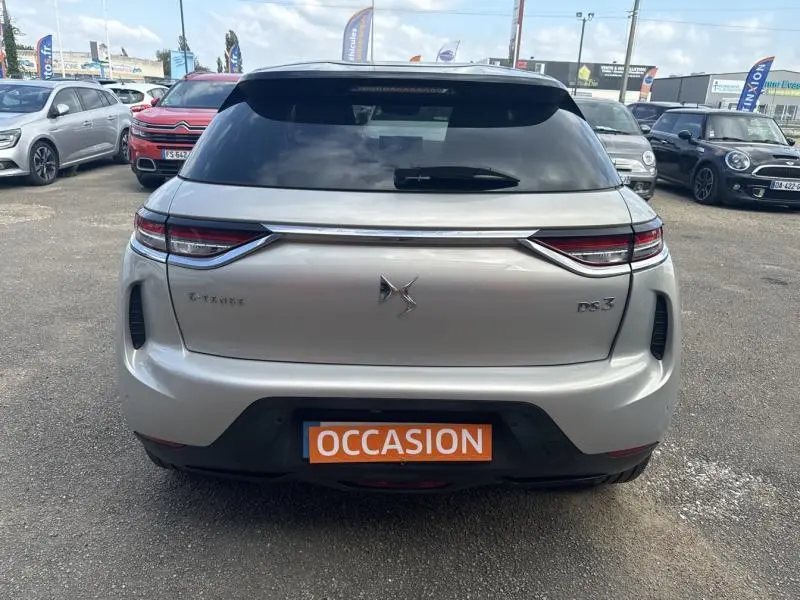 Vue arrière d'un DS3 Crossback E-Tense gris Platinium avec toit noir et feux LED, en vente d'occasion.