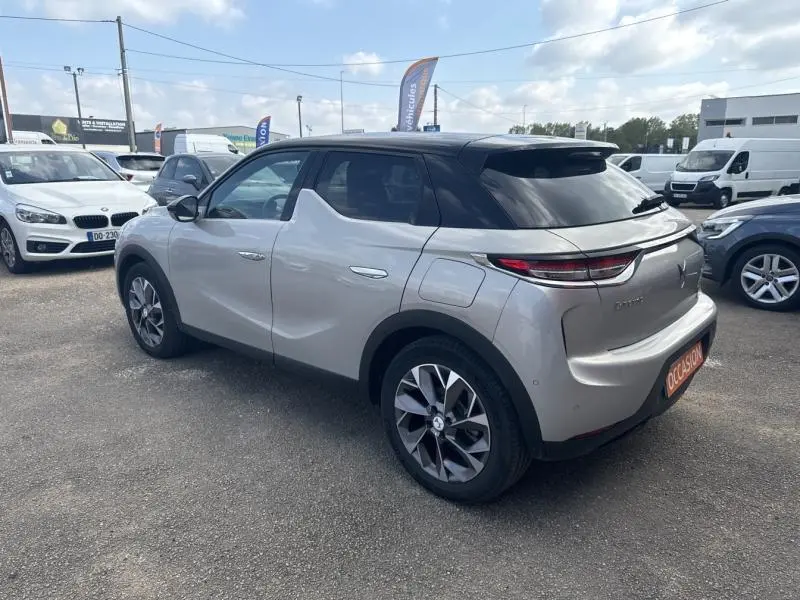 DS3 Crossback E-Tense gris Platinium avec toit noir Perla Nera, vue 3/4 arrière côté gauche, jantes alliage 18 pouces.