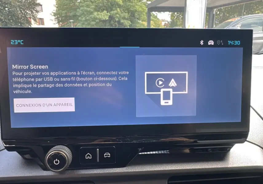 Écran tactile central du Citroën Berlingo 2025 BlueHDi 130 EAT8 Max affichant l'option Mirror Screen.