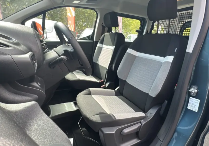 Intérieur du Citroën Berlingo 2025 Kiama blue, vue côté conducteur montrant sièges bicolores et tableau de bord simple.