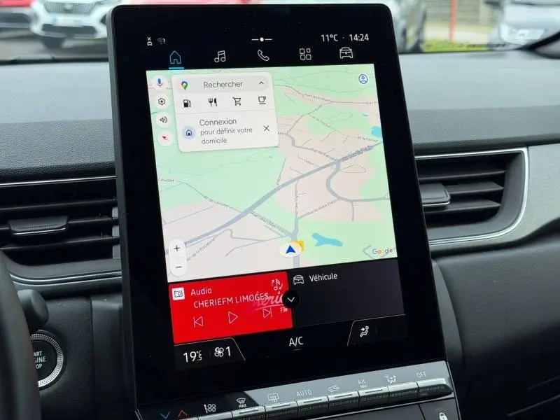Écran tactile central du Renault Captur 2025 montrant la navigation GPS et les commandes multimédia, intérieur moderne noir.