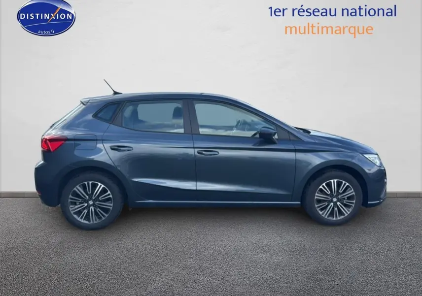 Profil droit d'une SEAT Ibiza 1.0 TSI 95 Copa gris magnétique avec jantes design 16 pouces sur fond neutre.