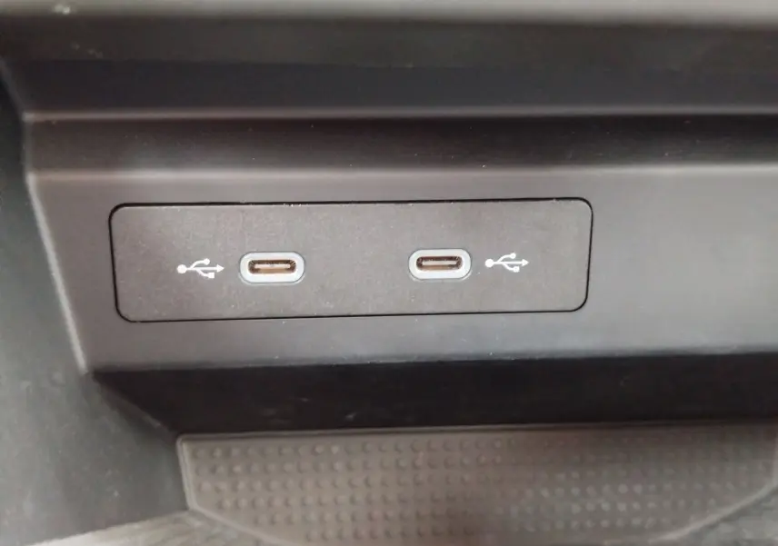 Gros plan sur deux ports USB-C intégrés dans la console centrale d'une SEAT Arona blanche.