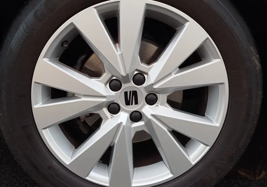 Gros plan sur la jante argentée à dix branches du SEAT Arona 2023, mettant en valeur le logo central stylisé.