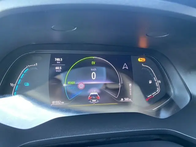 Vue rapprochée du tableau de bord numérique du Renault Captur E-Tech gris cassiopée, affichant la vitesse et l'autonomie.