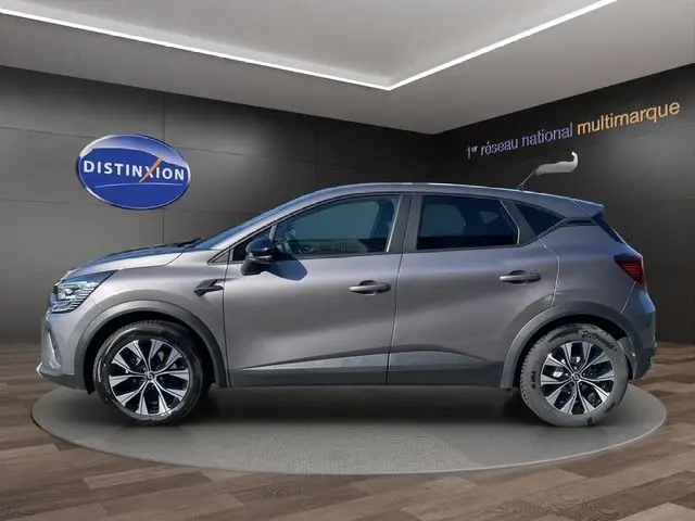 Vue de profil côté gauche du Renault Captur E-Tech Full Hybrid 145 Evolution gris Cassiopée avec jantes alliage noires et grises.