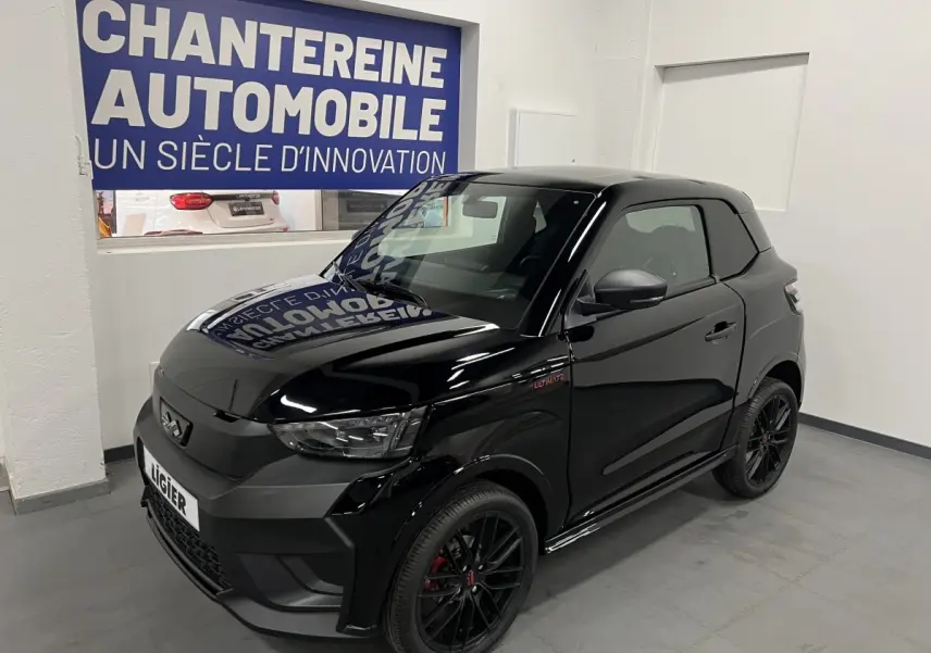 Vue 3/4 avant droite d'une LIGIER JS50 noire mate avec jantes alu noires et badge Ultimate visible sur l'aile.