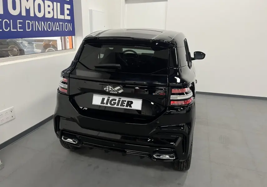 Vue 3/4 arrière d'une Ligier JS50 noire 2026 avec feux LED et double sortie d'échappement intégrée.